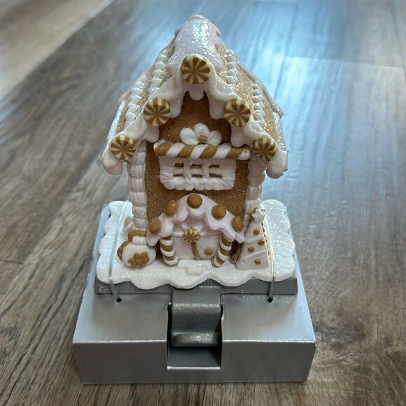NEW Ashland Christmas Noel Snow Gingerbread House Stocking Holder - Picture 1 of 8